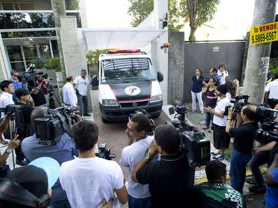 Carro do IML deixa o prédio com o corpo do vocalista Foto: Bruno Santos / Terra