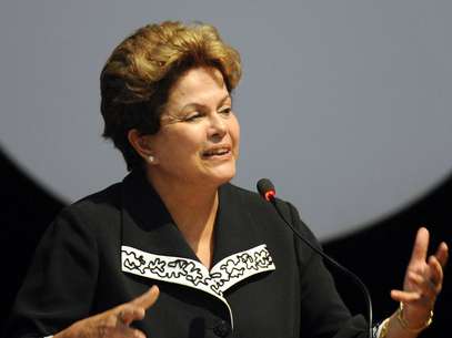 A presidente brasileira, Dilma Rousseff, lamentou a morte de Chávez durante discurso no Congresso Nacional de Trabalhadores e Trabalhadoras Rurais, em Brasília, onde pediu um minuto de silêncio Foto: AFP