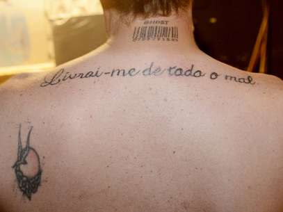 Rafael mostra as tatuagens que acumulou pelo corpo Foto: Ricardo Matsukawa / Terra