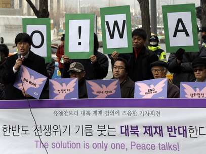 Preocupados com a tensão envolvendo as duas Coreias, ativistas pedem paz em Seul Foto: AP