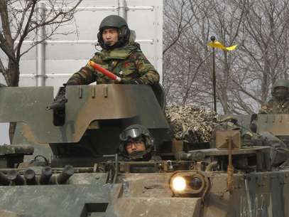 Soldados sul-coreanos participam de exercício nas proximidades da fronteira com o Norte, em Jeokseong Foto: AP