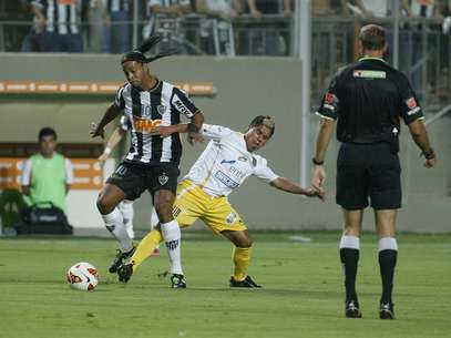 Ronaldinho foi o destaque da partida nesta quinta-feira Foto: EFE