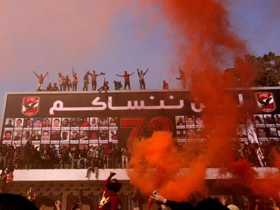 Torcedores do Al-Ahly comemoram sentença de pena de morte a 21 envolvidos em tragédia no estádio de Port Said, quando 74 pessoas morreram Foto: AP