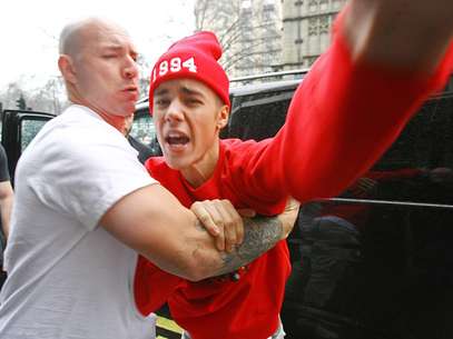 Justin Bieber em briga com um fotógrafo Foto: The Grosby Group