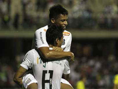 André agradece assistência de Cícero no segundo gol do Santos Foto: Agnaldo Pereira / Futura Press