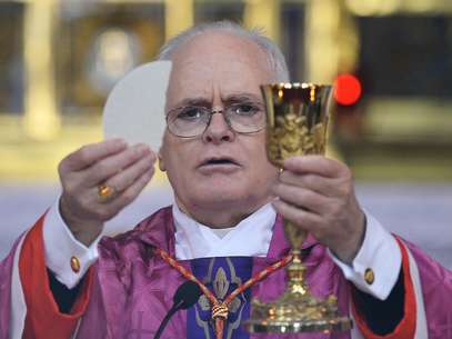 Dom Odilo oferece a óstia aos fiéis presentes à missa celebrada em Roma. Foto: AFP