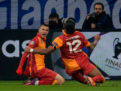 Drogba comemora com Yilmaz, autor do segundo gol do Galatasaray Foto: Getty Images