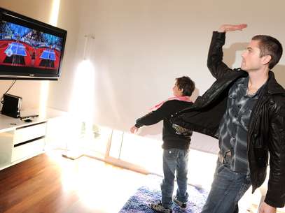 Sucessor de Xbox 360 e Kinect (foto) terá aplicativos melhores que PS4 e se sairá vencedor na guerra da próxima geração de consoles, disse Michael Pachter  Foto: Getty Images