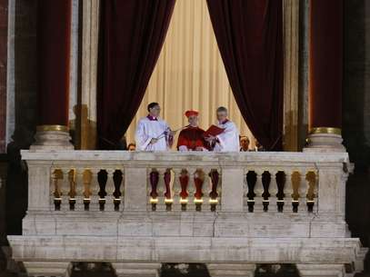 O cardeal francês Jean-Louis Tauran anuncia a escolha do papa Francisco Foto: AP