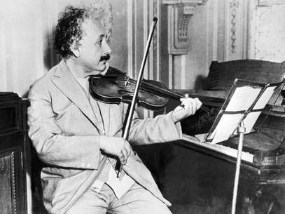 Imagem de 1931 mostra o cientista tocando violino Foto: AFP