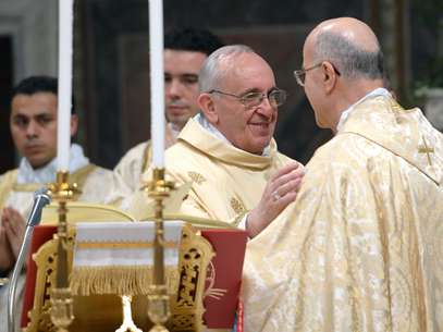 Papa Francisco cumprimento o secretário de Estado do Vaticano, cardeal Tarcisio Bertone Foto: AP