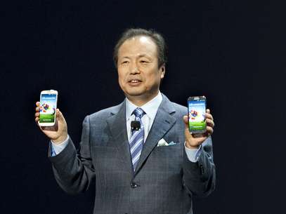 O chefe da divisão de aparelhos móveis da Samsung, J. K. Shin, mostra o novo smartphone da companhia, o Galaxy S4, disponível nas cores preta e branca Foto: AFP