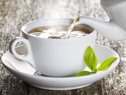Especialistas indicam consumir quatro xícaras de chá verde por dia  Foto: Getty Images