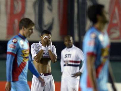 São Paulo perdeu a chance de eliminar o Arsenal de Sarandí e recolocou o time argentino na disputa pela segunda vaga do Grupo 3 Foto: AFP