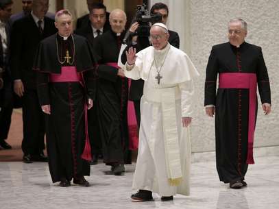O papa Francisco chega a sala Paulo VI para a audiência com jornalistas Foto: Reuters