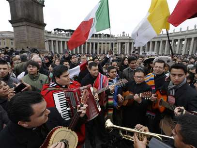 Multidão de fiéis acompanhou o Ângelus na Praça São Pedro no domingo; um dos eventos católicos que ainda atrai grandes aglomerações Foto: AP
