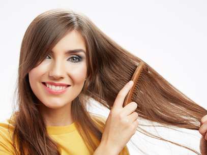  O que é recomendado antes de deitar é pentear os cabelos e desembaraçá- los Foto: Shutterstock