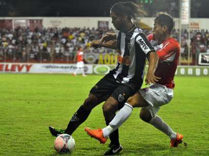 Ronaldinho marcou um dos gols da vitória do Atlético-MG, a quinta do time em seis jogos pelo Campeonato Mineiro Foto: Leonardo Morais/Hoje em Dia / Gazeta Press