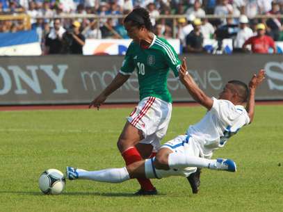 Giovanni dos Santos tenta, mas não consegue levar México para o ataque Foto: EFE
