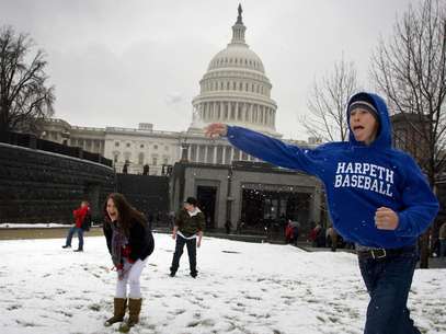 Estudantes brincam com a neve nos arredores do Capitólio, em Washington Foto: Reuters