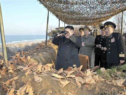 Líder norte-coreano, Kim Jong-Un (E), observa soldados do Exército Popular Coreano que participam de exercícios militares, na Costa Leste do país. Tirada em 25/03/2013 Foto: KCNA / Reuters