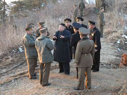 Kim Jong-un conversa com generais e soldados em imagem da segunda-feira Foto: Reuters