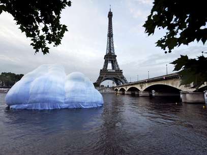 Uma figura inflável com forma de iceberg flutua nas águas do rio Sena, com a Torre Eiffel como cenário de fundo, em Paris Foto: EFE