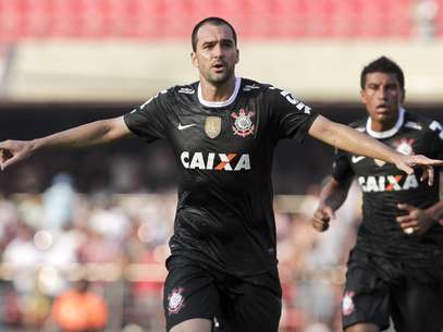 Danilo comemora belo gol que empatou o clássico com o São Paulo no Morumbi; Corinthians venceu de virada com gol de Alexandre Pato Foto: Alê Cabral / Futura Press