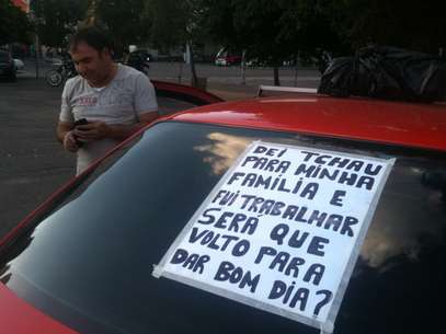 Taxista protesta contra a violência em Porto Alegre, após o assassinato de três colegas Foto: Daniel Favero / Terra
