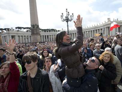 Fiéis aplaudem o papa Francisco durante a oração Foto: AP