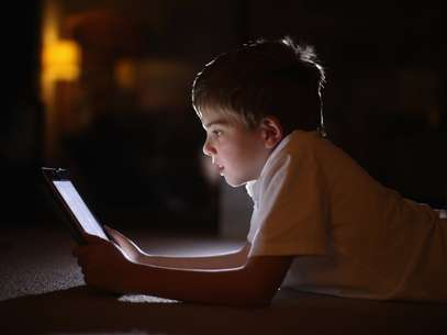 As luzes artificiais não oferecem riscos à visão ou à saúde da criança Foto: Getty Images