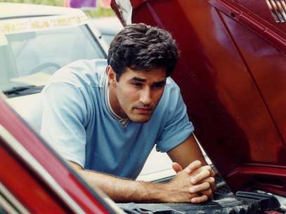 O ator na pele do mecânico Julio, na novela Anjo Mau (1997) Foto: Globo / Divulgação