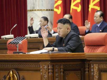 Líder norte-coreano, Kim Jong-un, preside reunião da plenária do Comitê Central do Partidos Trabalhadores da Coreia do Norte, em Pyongyang, em foto divulgada pela KCNA. 31/03/2013 Foto: KCNA / Reuters