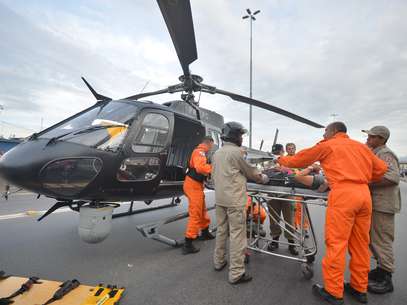 Bombeiros embarcam vítima de acidente em helicóptero Foto: Bruno de Lima / Frame