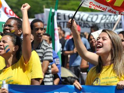 Os estudantes cobram o investimento de 10% do PIB em educação e a destinação de royalties do petróleo para a área Foto: Antônio Cruz / Agência Brasil