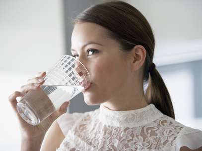 Para evitar a prisão de ventre, o indicado é beber 2 litros de água por dia Foto: Getty Images