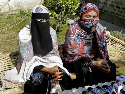 Ao lado da irmã, Badam Zari (dir.) concede entrevista coletiva na cidade de Bajur, na zona tribal do Paquistão Foto: AP