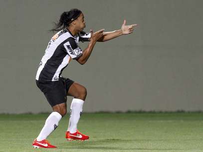Ronaldinho fez um golaço no segundo tempo Foto: Reuters