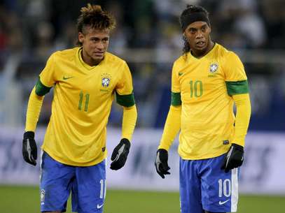 Neymar e Ronaldinho lado a lado: fora de sintonia Foto: AFP