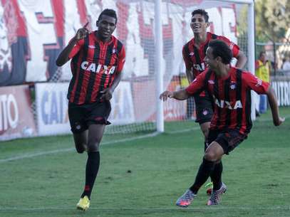 Douglas Coutinho comemora primeiro gol do jogo Foto: Joka Madruga / Futura Press