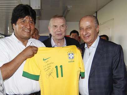 Evo Morales, com Marin e Del Nero, no intervalo de jogo da Seleção Foto: CBF / Divulgação