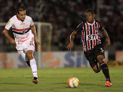 Com contar com vários titulares, São Paulo teve dificuldades para vencer o Botafogo-SP Foto: Célio Messias / Agência Lance