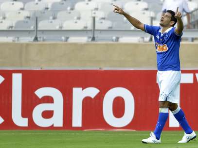 Diego Souza aproveitou bom começo de jogo do Cruzeiro e marcou o segundo gol do time na partida Foto: Washington Alves/ Vipcomm / Divulgação