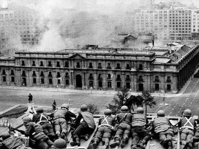 Tropas chilenas disparam durante confronto em frente ao palácio La Moneda, em Santiago, durante o golpe militar do general Augusto Pinochet, no dia 11 de setembro de 1973 Foto: AFP