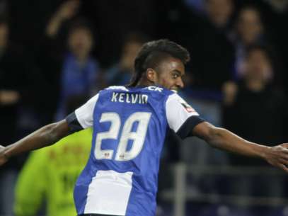 Jogadores comemoram ao lado de Kelvin a virada sobre o Braga Foto: AP