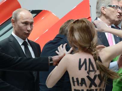 Manifestante pintou o corpo para protestar contra o presidente russo Foto: AFP