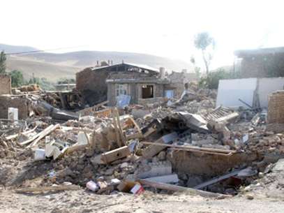 Imagem de televisão mostra casas destruídas pelo tremor na localidade de Bushehr Foto: Reuters