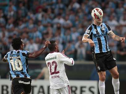 No primeiro tempo, Cris foi expulso e deixou Grêmio com um a menos; após o intervalo, Rhayner balançou as redes, mas arbitragem anulou Foto: EFE