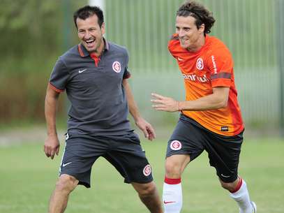 Dunga colocou Rafael Moura para fazer dupla com Diego Forlán no penúltimo treino em Porto Alegre Foto: Alexandre Lops/Internacional / Divulgação