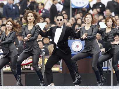 Cantor Psy se apresenta durante cerimônia de posse da nova presidente da Coreia do Sul Park Geun-hye, em Seul. O rapper sul-coreano lançou um aguardado novo single nesta quinta-feira com a esperança de repetir o sucesso de "Gangnam Style", que fez dele o maior astro a surgir da crescente cena de música K-pop. 25/02/2013 Foto: Kim Hong-Ji / Reuters